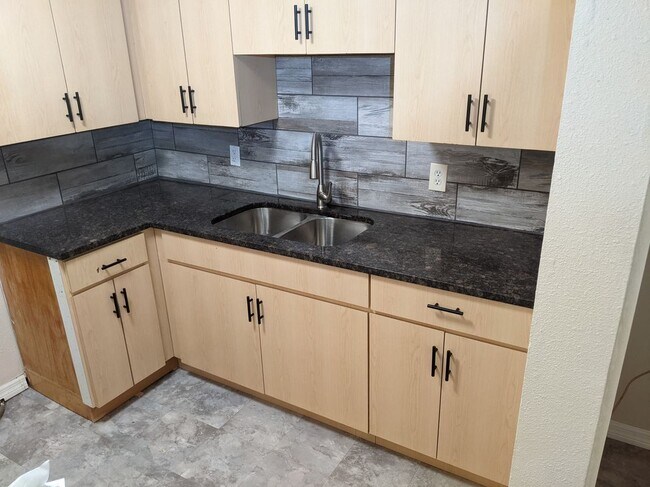 Foto del edificio - 4512 E 10th