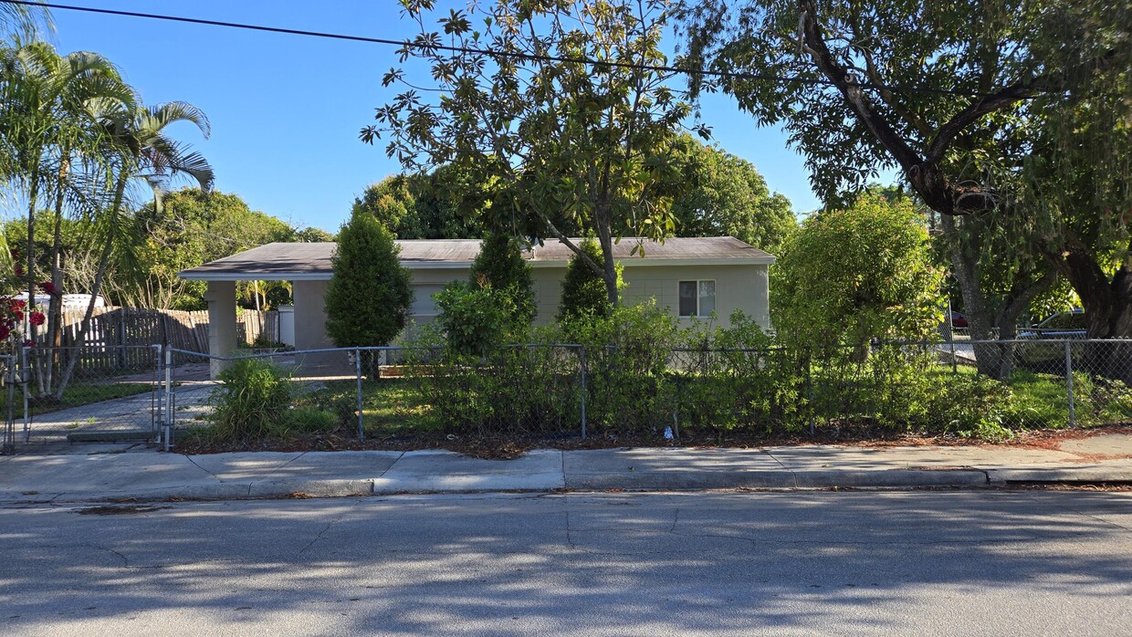 Foto principal - 2102 Delaware Ave