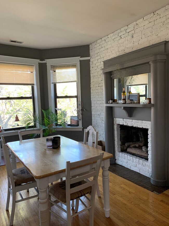 Foto del edificio - 3828 N Kenmore Ave