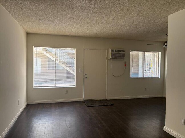 Foto del edificio - 1.0 bedroom in Los Angeles California 91343