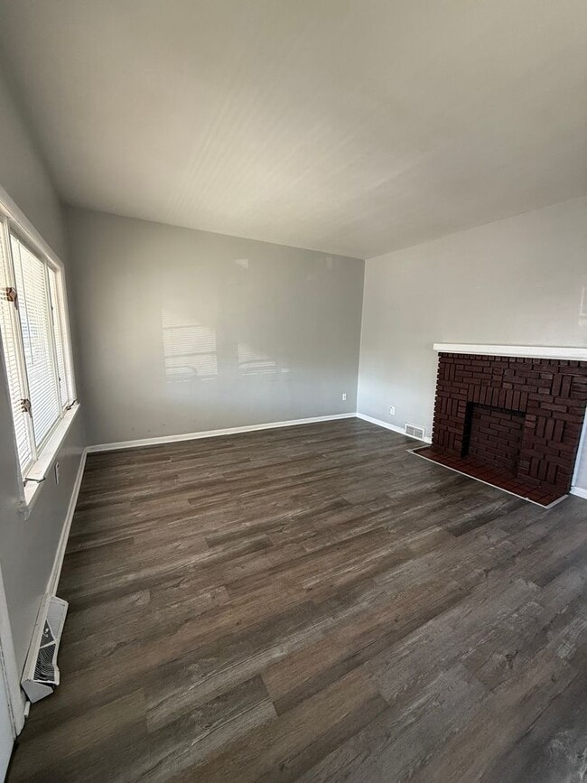 Building Photo - 3 Bed 1 Bath- Rochester PA