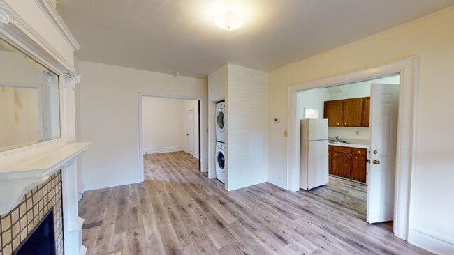 Building Photo - SPACIOUS Single Family House AVAILABLE Fal...