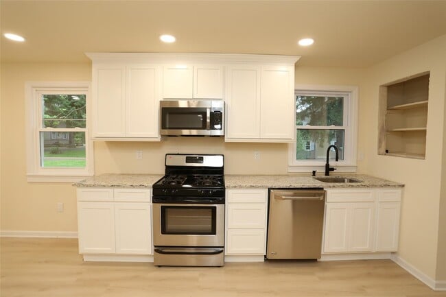 Building Photo - 20 Pineview Rd