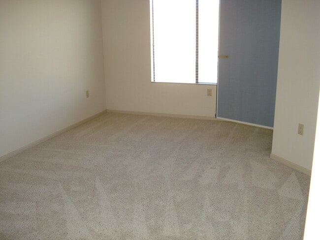Building Photo - 2 Bedrooms, 2 Baths and a Single Car Garage