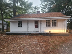 Building Photo - 504 Nelson St