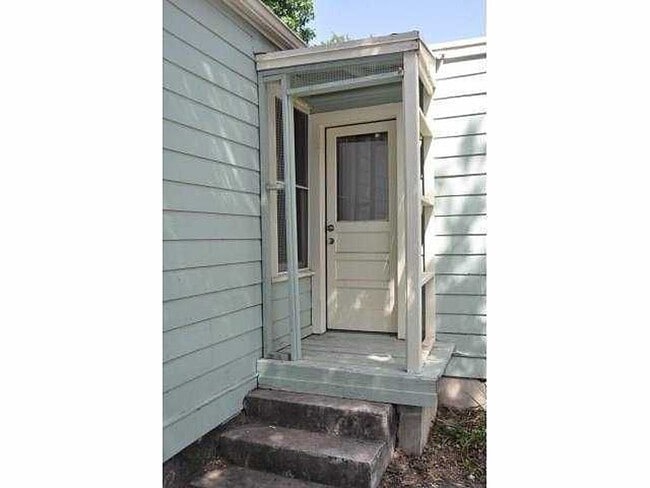 Building Photo - Charming Hyde Park Bungalow