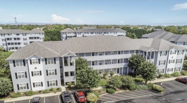 Building Photo - 3400 Sanibel Cir