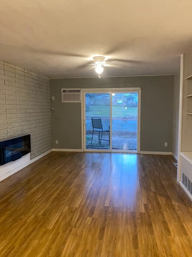 Foto principal - ~ FALL FEELS (And DEALS!) ~ 2 Bedroom, 1 bathroom West Side Apartment For Rent