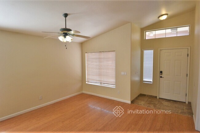 Foto del edificio - 10886 W Loma Ln