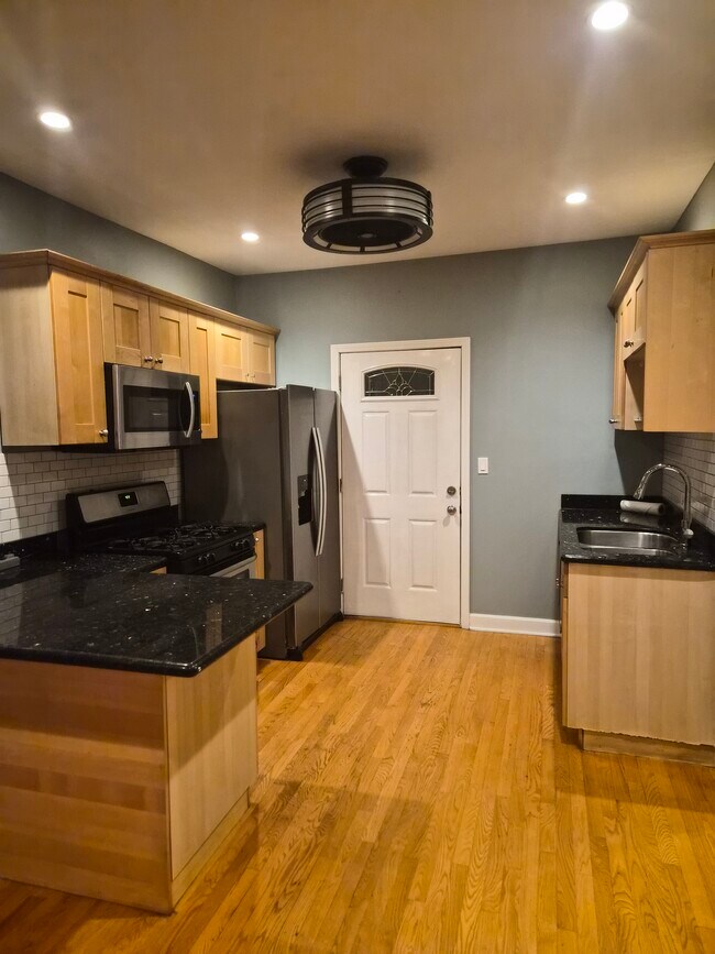 Foto del edificio - 1957 W Race Ave