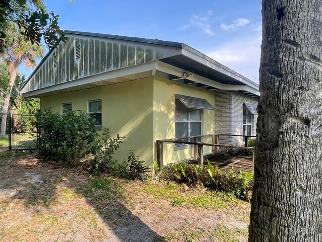 Building Photo - 257 SE Four Winds Dr