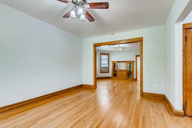 Building Photo - 2147 W Addison St
