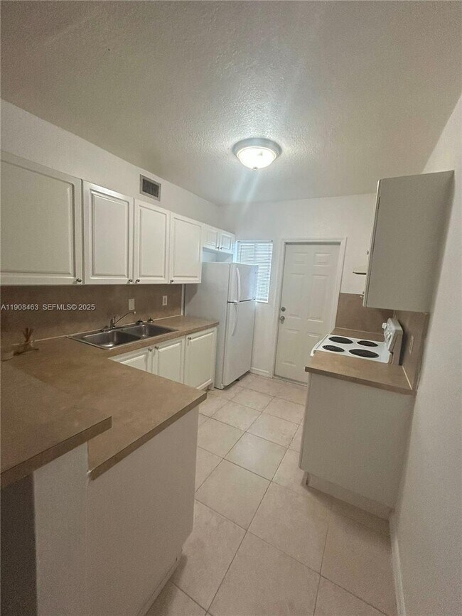 Foto del edificio - 1945 Calais Dr