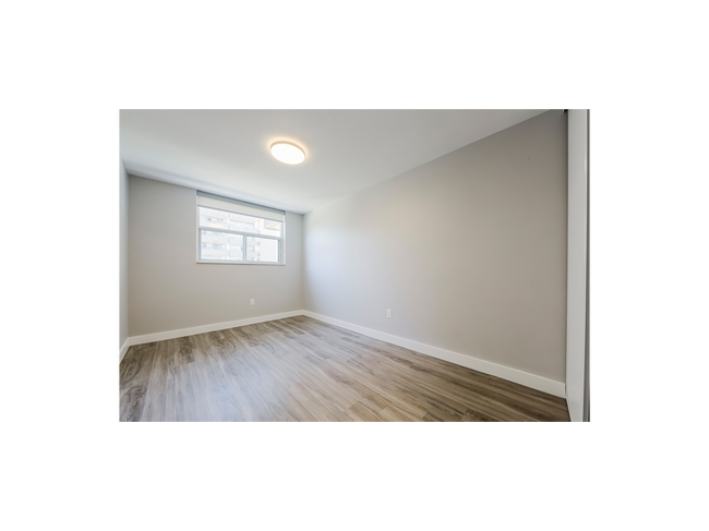 Photo du bâtiment - 70 Parkwoods Village Dr