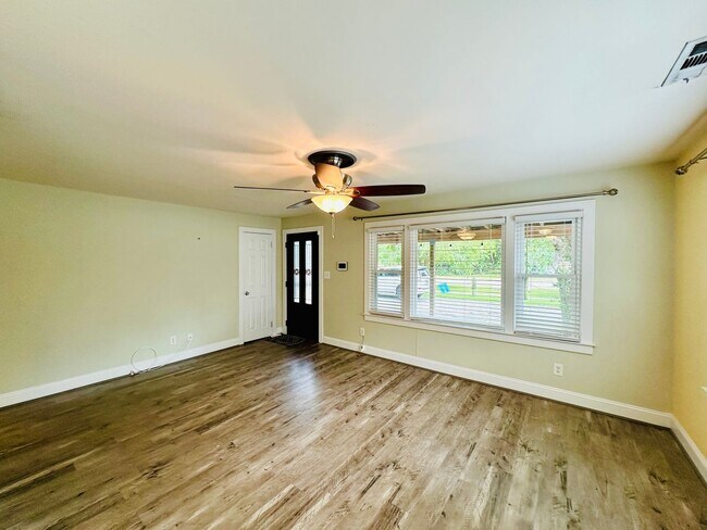 Foto del edificio - PARK AVENUE - 4 BEDROOM - AVAILABLE APRIL 2026 - Students Welcome!