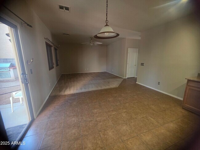 Foto del edificio - 9209 W Lewis Ave