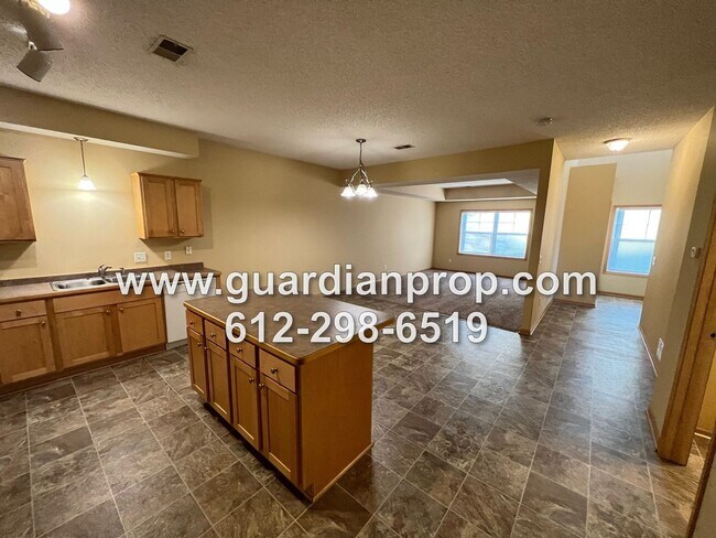 Foto del edificio - Huge End Unit Townhouse for October 1, Ope...