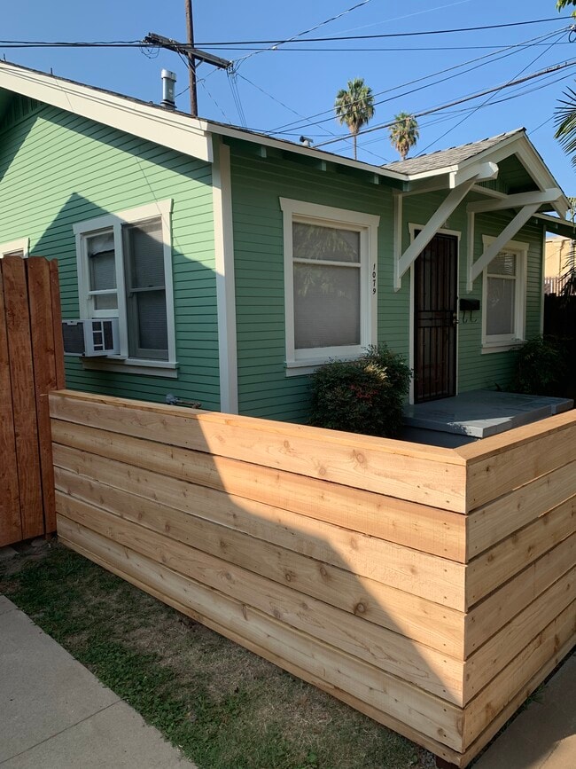 Frente - 1079 Coronado Ave
