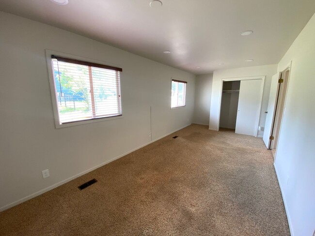 Building Photo - 3 Bedroom, 1 Bath Home Available Now!