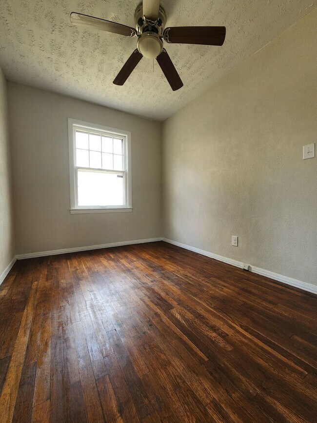 Foto del edificio - Beautifully Updated 2BR Home w/ Modern Finishes & Basement – South Linden