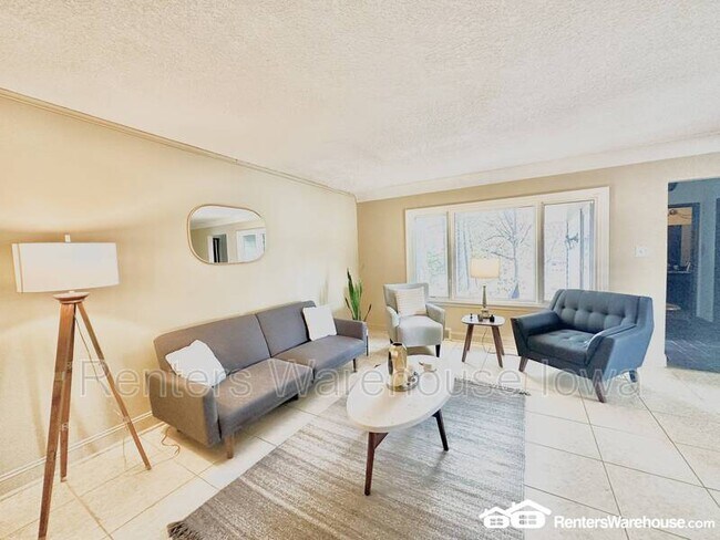 Building Photo - 3006 Fleur Dr