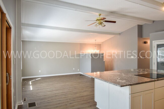 Building Photo - 3 Bedroom 2.5 Bath Newly Remodeled Home in...