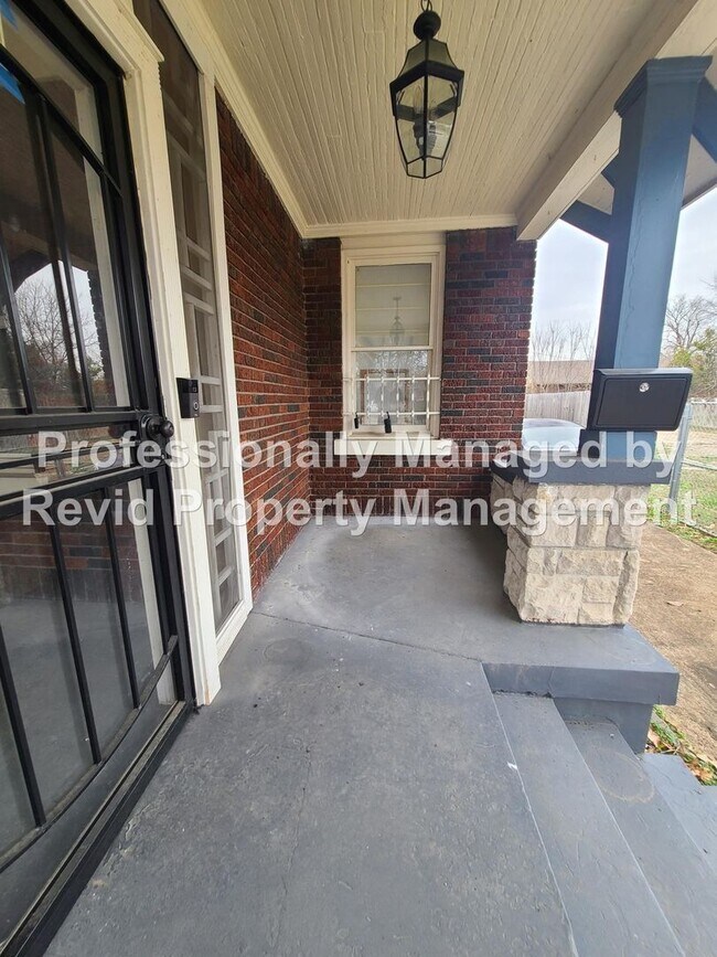 Building Photo - Spacious 2 Bedroom!