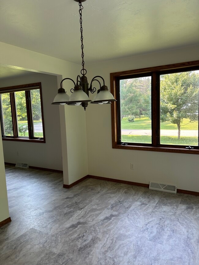 Building Photo - 3256 Maple Grv