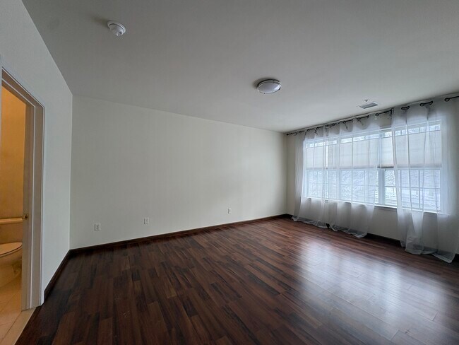 Master bedroom - 326 Timberlake Dr