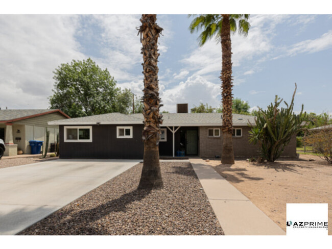 Foto del edificio - In the Heart of Tempe Lies a Rare 4/2 Have...