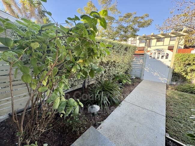 Foto del edificio - 2245 Garnet Ave