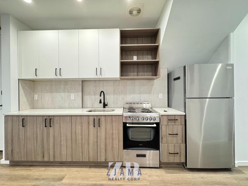 Foto principal - 3 bedroom in BROOKLYN NY 11210