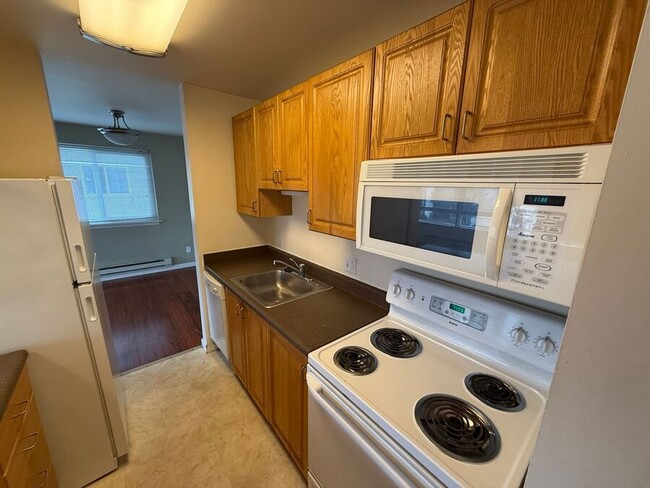 Building Photo - Spacious 2 bedroom with hardwood floors. W...