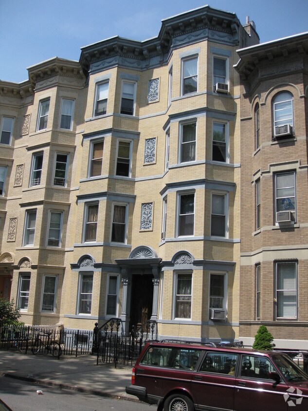 Primary Photo - 105 Russell St