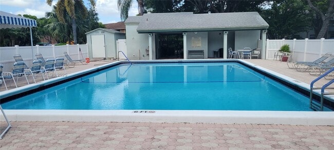 Building Photo - 3861 Carambola Cir N