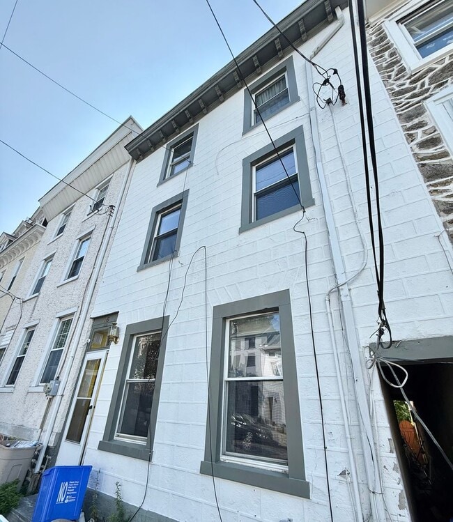 Building Photo - Spacious 4-Bedroom Home with Modern Update...