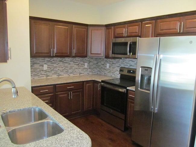 Building Photo - Lower level Condo
