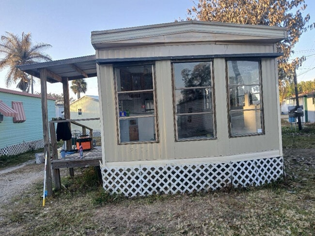 Building Photo - 1475 N Bridge St