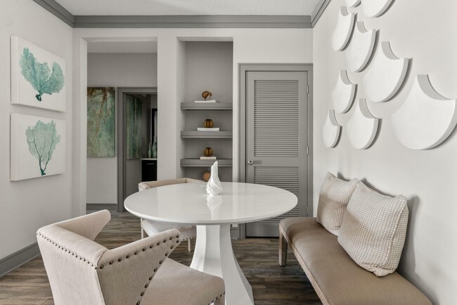 Luxe Lakewood Ranch - Área de comedor con estantes incorporados - Luxe Lakewood Ranch