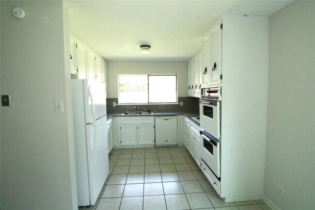Building Photo - 318 Petunia St