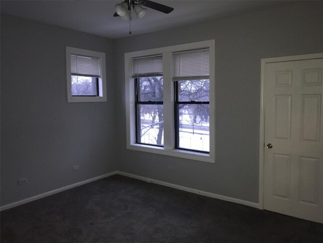 Building Photo - 5742 South King Drive - 3b Unit 3B