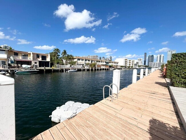 Foto del edificio - 3811 NE 166th St