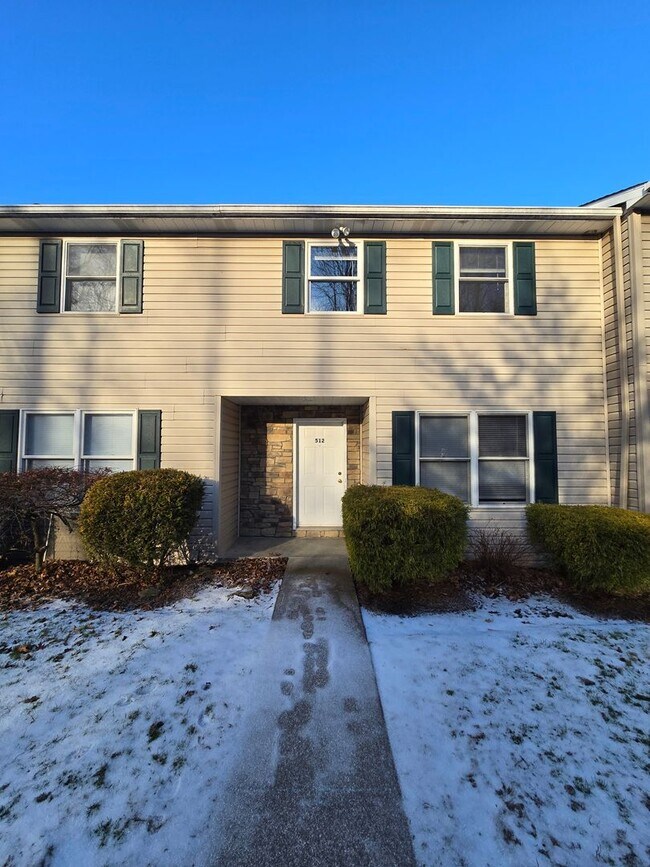 Building Photo - Large 2 Bedroom Townhouse - Burrell School District - Next to Hill Crest Country Club