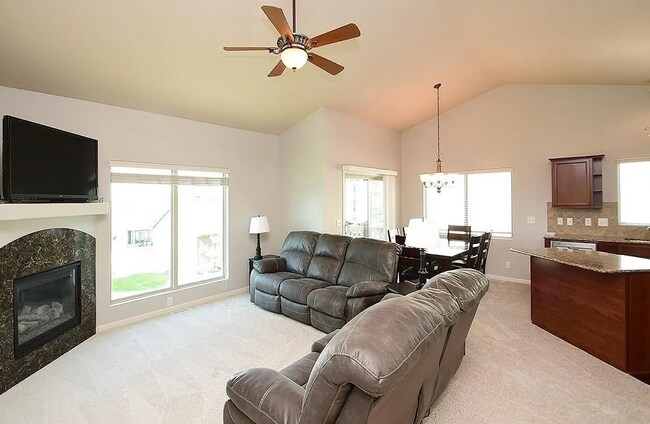 Building Photo - Spacious 3-Bedroom in a Desirable Southwest Location!!