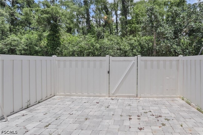Foto del edificio - 3630 Pine Oak Cir