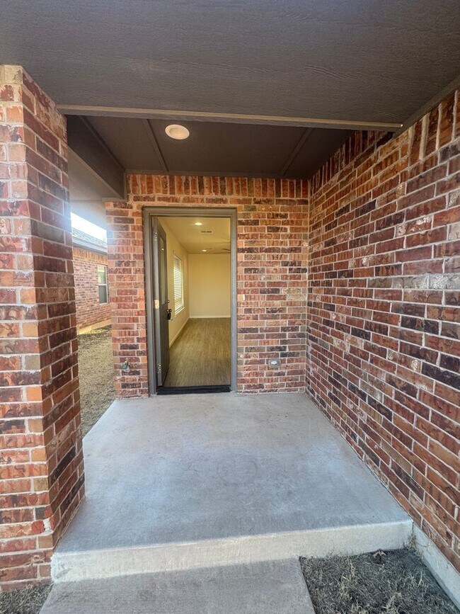 Building Photo - Duplex in Newcastle!