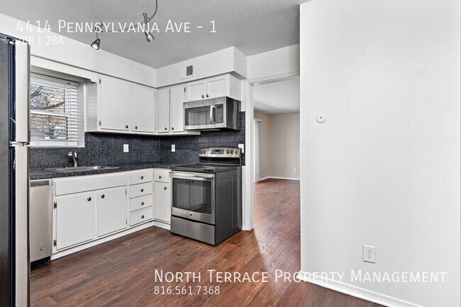 Foto del edificio - Modern 2BR w/ Charming Kitchen, Pool, On t...