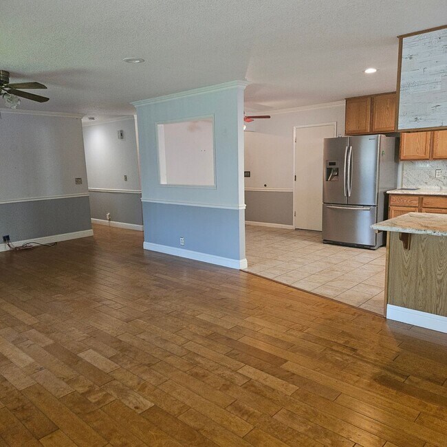 Foto del edificio - Spacious Open Floor Plan Close to Schools ...