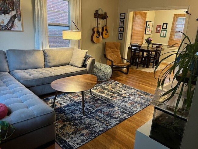 Foto del edificio - Gorgeous, 3 bedroom, 1 bathroom  ready Jun...