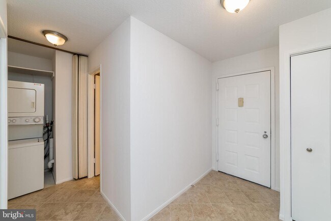 Building Photo - 8350-8350 Greensboro Dr